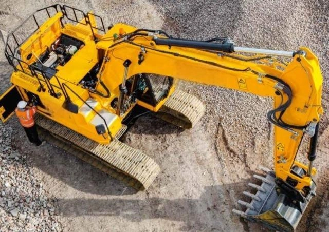 A Comprehensive Guide to Representative Models of JCB Excavators 2 JCB 220X heavy crawler excavator performing bulk earthworks and digging on a commercial construction site.